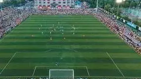 曼联离队球员安东尼铲球遭红牌，引发球迷对裁判公正性的热议